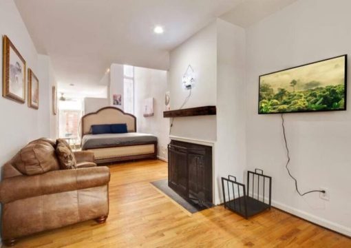 PRIVATE HOT TUB – The Art Suite – Capital HILL DC