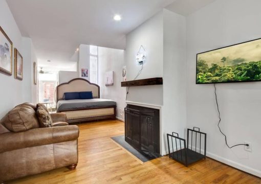 The Art Suite with PRIVATE HOT TUB – Capital Hill DC