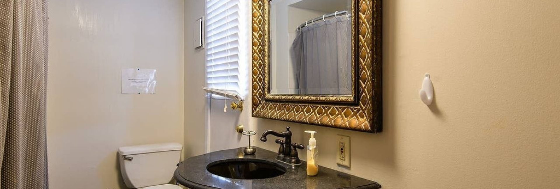 The Tree House with Hot Tub – Queen Village