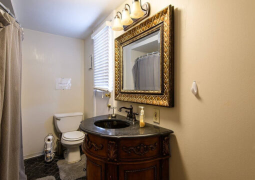 The Tree House with Hot Tub – Queen Village